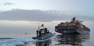 Iran, la ‘flotta delle zanzare’ è l’incubo di Trump: i barchini minacciano Hormuz