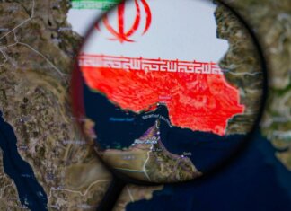 Iran, media: due cacciatorpedinieri Usa hanno attraversato Hormuz. Ma Teheran smentisce