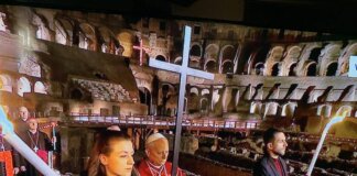 La prima Via Crucis di Papa Leone, porta la croce per tutte le quattordici stazioni