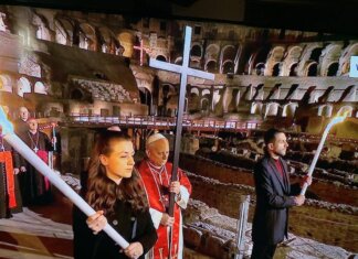 La prima Via Crucis di Papa Leone, porta la croce per tutte le quattordici stazioni