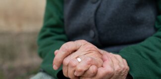 La solitudine non accelera il declino del cervello: lo studio