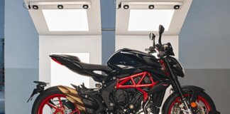 MV Agusta, la Brutale 800 si veste di “Nero Carbonio”