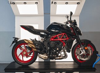 MV Agusta, la Brutale 800 si veste di “Nero Carbonio”