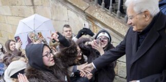 Mattarella a Praga, i ragazzi entusiasti lo salutano con l’Inno di Mameli