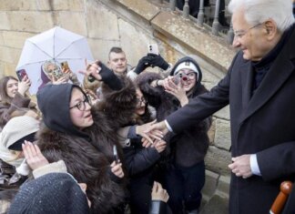 Mattarella a Praga, i ragazzi entusiasti lo salutano con l’Inno di Mameli