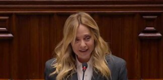 Meloni frena l’applauso in Aula durante l’iinformativa: “E’ ancora lunga, regà”
