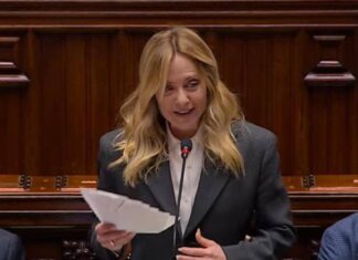 Meloni frena l’applauso in Aula durante l’iinformativa: “E’ ancora lunga, regà”