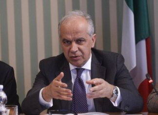 Il ministro Piantedosi annuncia nuovi Cpr, uno anche in Toscana. E scoppia la polemica