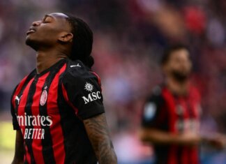 Milan, Leao prima punta non piace ai tifosi: “Perché gioca lì?”