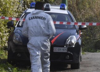 Milano, 41enne trovato morto in casa a Corsico: sul corpo segni di violenza