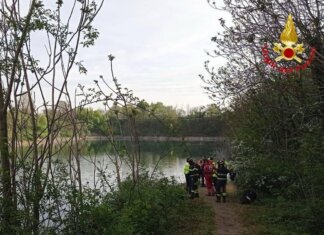 Milano, trovato cadavere in auto nel laghetto di Nerviano