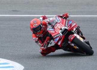 MotoGp, Marquez in pole nel Gp di Germania davanti a fratello Alex. Cade Bezzecchi