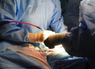Operata al femore a 104 anni, già in piedi il giorno successivo all’intervento
