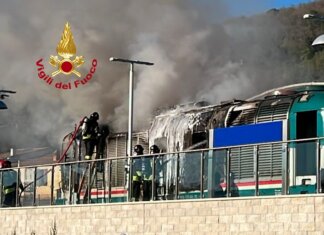 Paura per un locomotore in fiamme alla stazione di Dicomano