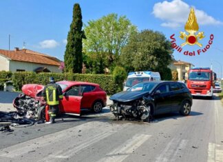 Carambola fra auto finisce sulla colonnina del gas: paura a Ponsacco
