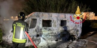 Furgone in fiamme a Campi Bisenzio: arrivano i vigili del fuoco