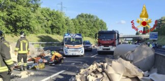 Autoarticolato perde il carico che travolge un’auto: due feriti