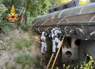 Camion cisterna con la soda caustica si scontra con un’auto: tre feriti