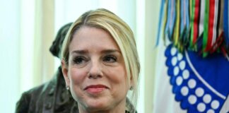 Pam Bondi licenziata da Trump, ma rischia di dover deporre al Congresso sul caso Epstein