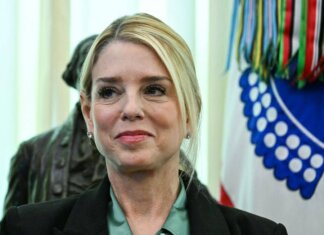 Pam Bondi licenziata da Trump, ma rischia di dover deporre al Congresso sul caso Epstein