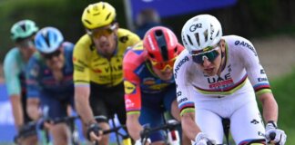 Parigi-Roubaix, caos e forature: Pogacar cambia due bici