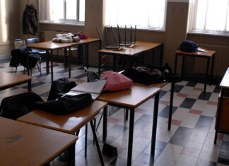 Pisa, 12enne ferita con le forbici da coetanea nei bagni della scuola
