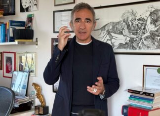 Un ‘tap’ per dialogare con l’IA: l’Ateneo senese brevetta un dispositivo indossabile rivoluzionario Prattichizzo anello