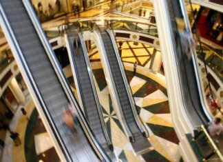 Roma, rapina in gioielleria del centro commerciale Euroma2: irruzione con picconi e fumogeni