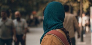 Scandalo nei collegi d’élite britannici in Medio Oriente: “Insegnano a picchiare le mogli”