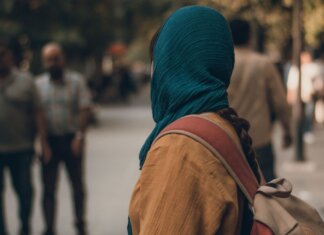 Scandalo nei collegi d’élite britannici in Medio Oriente: “Insegnano a picchiare le mogli”