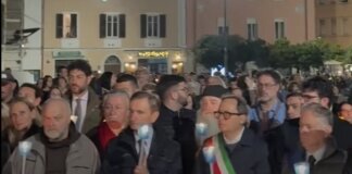 In migliaia alla fiaccolata per Giacomo Bongiorni. La cugina in lacrime: “Da qui deve iniziare qualcosa”