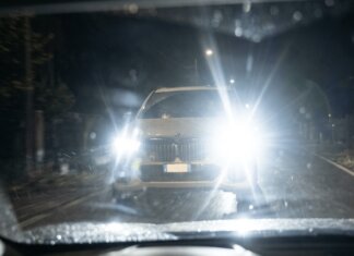 Sei automobilisti su dieci sono infastiditi dai fari auto sempre più potenti