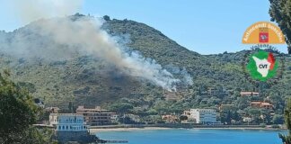 Incendio boschivo sul Monte Argentario, fiamme e fumo dal bosco Incendio Monte argentario Vigili del Fuoco