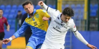 Tris della Carrarese in un derby infuocato: 3-1 allo Spezia e finale con quattro espulsi Spezia Carrarese