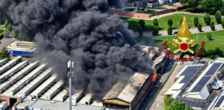 Torino, maxi incendio a Beinasco: evacuate case vicine. Sindaco: “Tenete chiuse le finestre”