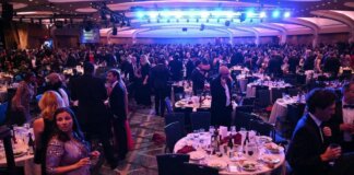 Trump in fuga per spari a Washington, un ‘eroe’ resta a tavola