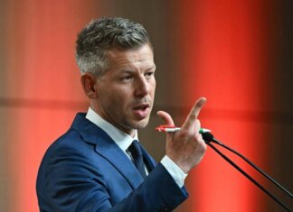 Ungheria, Magyar al lavoro per evitare il ritorno di Orban: “Solo due mandati per il premier”