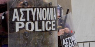 Uomo armato spara nel centro di Atene, almeno 5 feriti