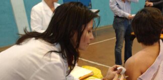 Vaccinazione anti-meningite per chi va nelle aree a rischio: come, dove e perché