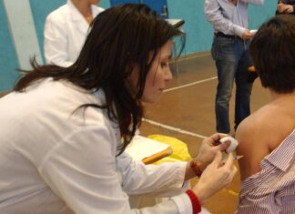 Vaccinazione anti-meningite per chi va nelle aree a rischio: come, dove e perché