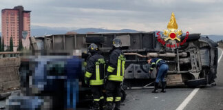 Caos sulla FiPiLi a Firenze: furgone ribaltato blocca la carreggiata, scattano i soccorsi Vigili del fuoco
