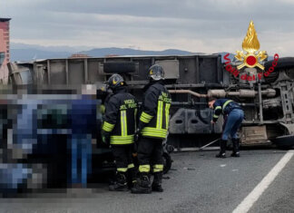 Caos sulla FiPiLi a Firenze: furgone ribaltato blocca la carreggiata, scattano i soccorsi Vigili del fuoco