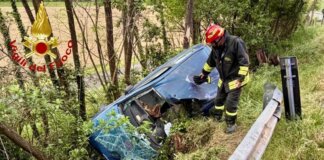 Incidente a Calcinaia: i pompieri tagliano le lamiere per estrarre un automobilista ferito Vigili del fuoco