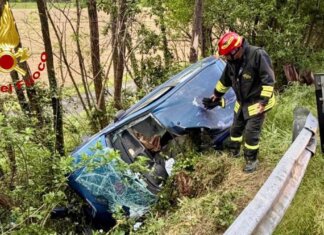 Incidente a Calcinaia: i pompieri tagliano le lamiere per estrarre un automobilista ferito Vigili del fuoco