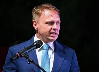 Vino, Lollobrigida: “Basta allarmi su etichette da burocrati di Bruxelles”