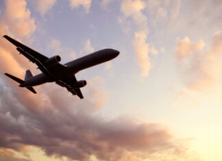 Voli a rischio? Aeroporti quasi a secco, cosa succede se Hormuz non riapre a breve