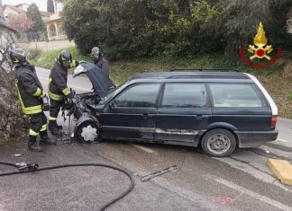 Anziano perde il controllo dell’auto e si schianta contro un muro