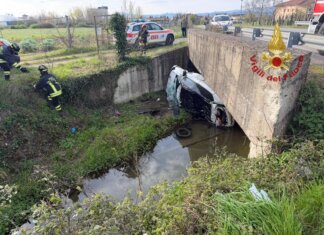 Perde il controllo dell’auto e finisce nel canale: muore 40enne a Sansepolcro
