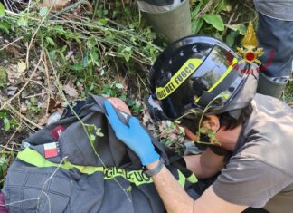 Cade in un dirupo, salvato dai vigili del fuoco