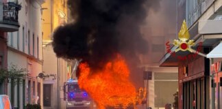 Distrutta dalle fiamme un’ambulanza della Croce Bianca di Arezzo